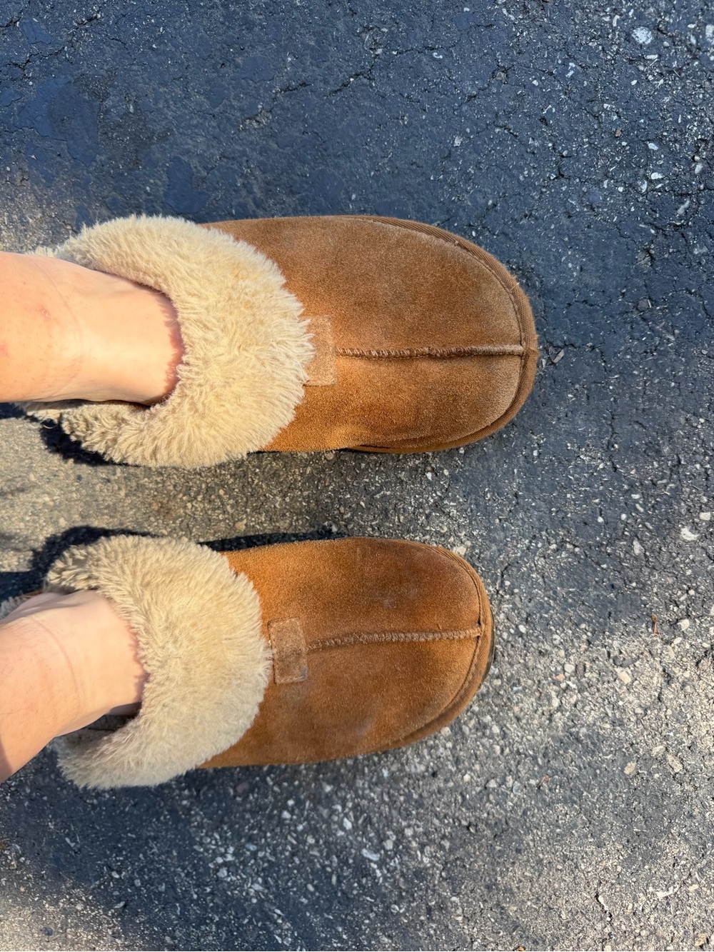Well loved womenโs slip on slippers
